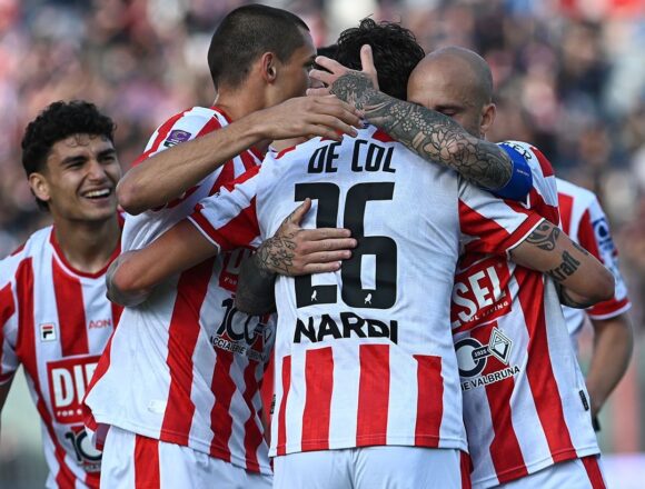 abbraccio lane Buona la prima per il L.R. Vicenza che vince a Crotone 1-2