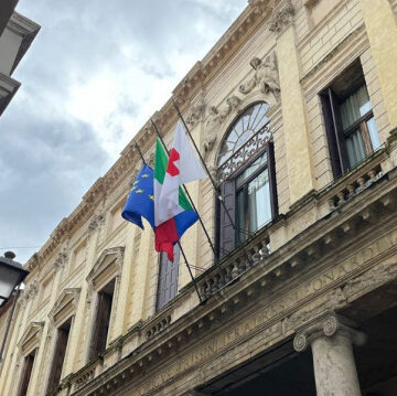 Giornata mondiale della Croce Rossa, esposta a Palazzo Trissino la bandiera dell’organizzazione di volontariato